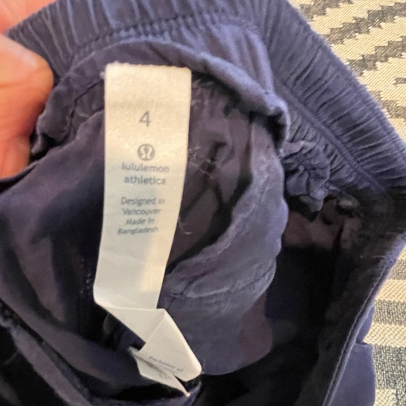 Lululemon shorts size 4 - Picture 3 of 3
